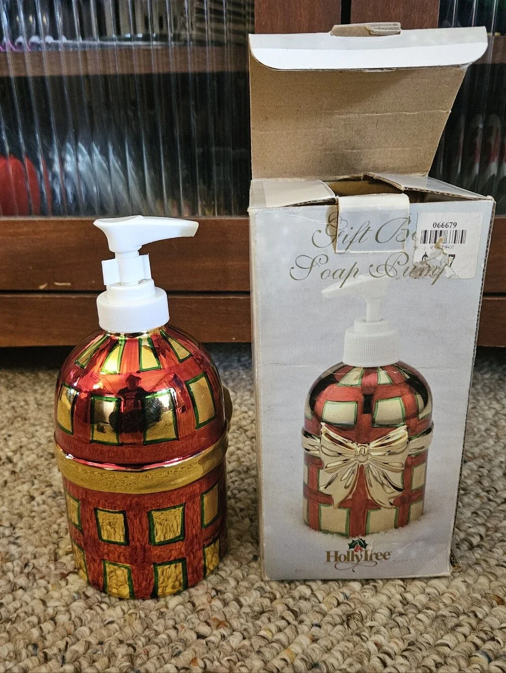 HollyTree Christmas Gift Box Soap Pump